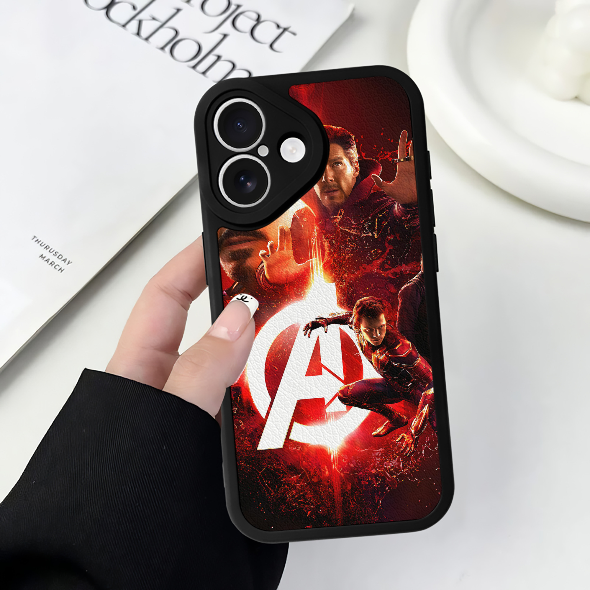 （画像用） アベンジャーズ The Avengers 【iPhone 16シリーズ対応】シリコンスマホケース（レザー調） 材質：シリコン